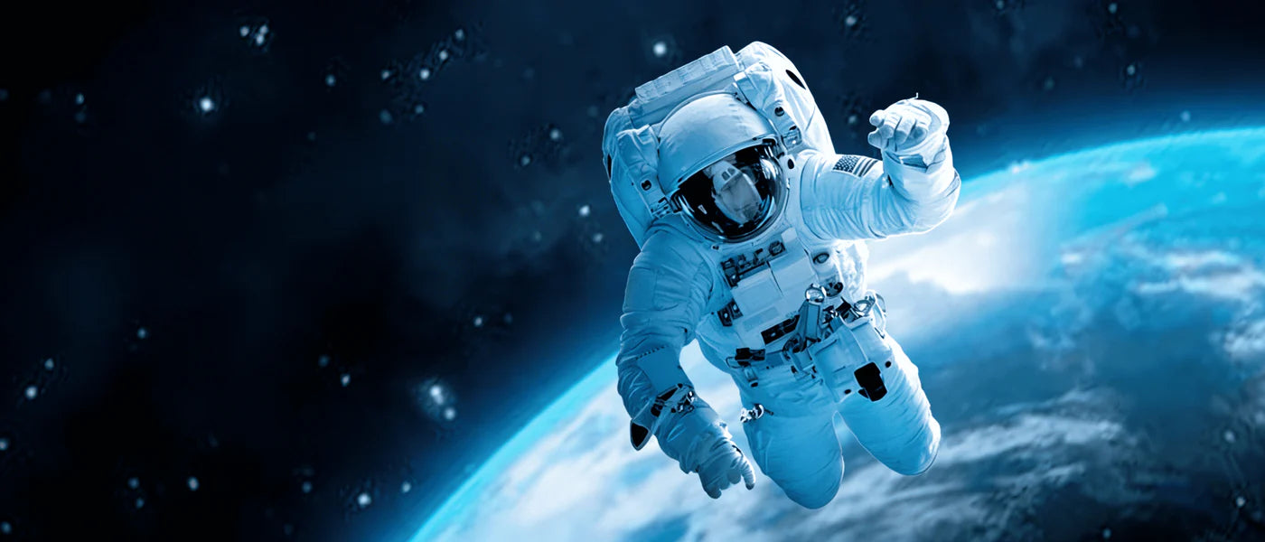 Astronauta accanto a lavatrice — concept NASA